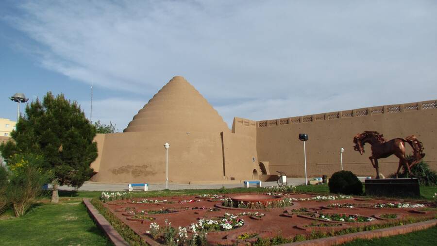 یخدان مویدی